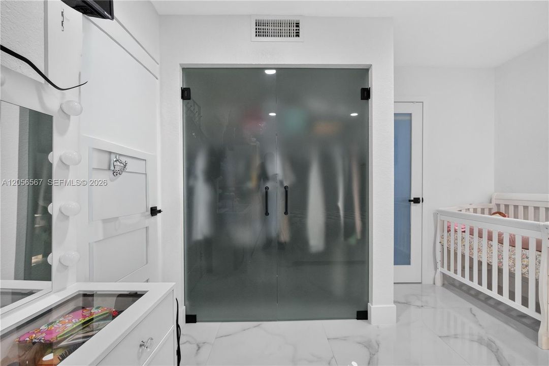 For Sale: $359,000 (2 beds, 2 baths, 687 Square Feet)