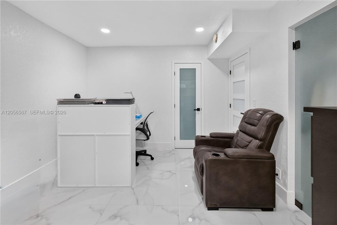 For Sale: $359,000 (2 beds, 2 baths, 687 Square Feet)