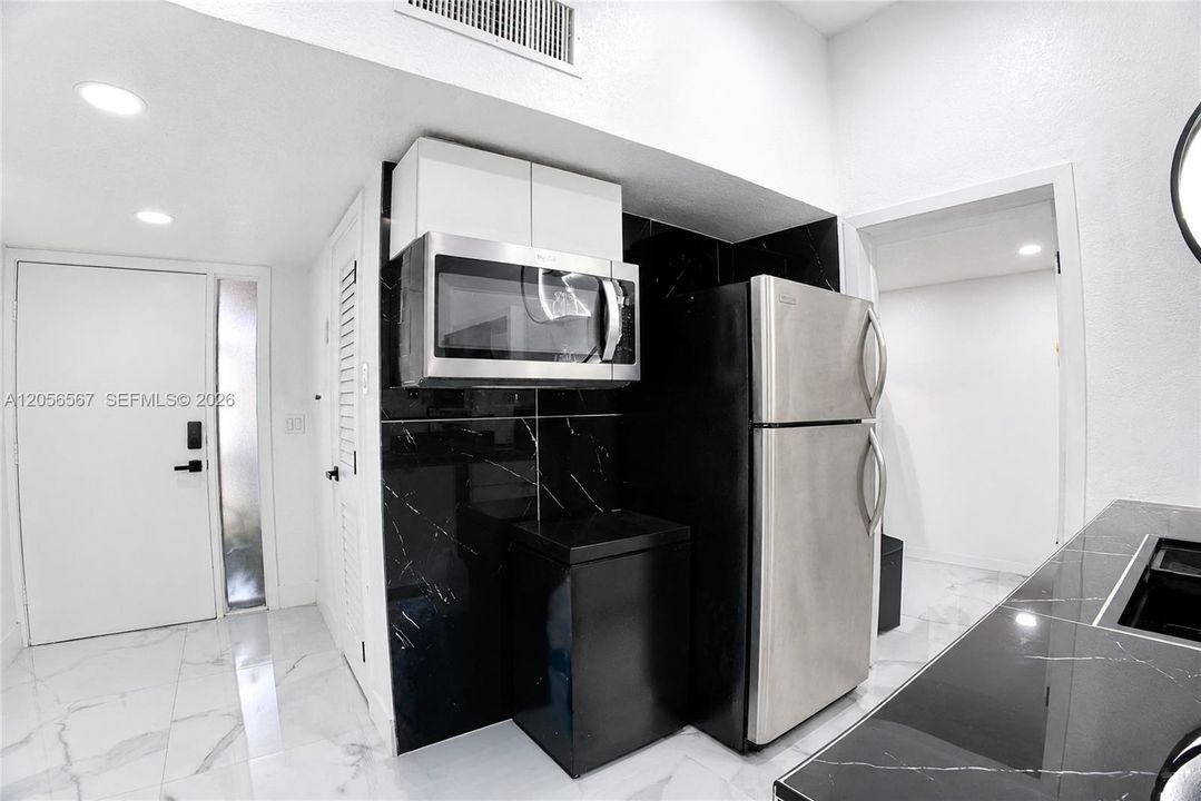 For Sale: $359,000 (2 beds, 2 baths, 687 Square Feet)