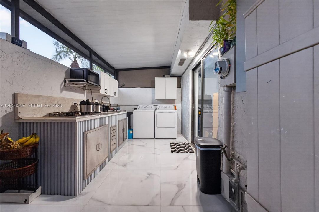 For Sale: $359,000 (2 beds, 2 baths, 687 Square Feet)