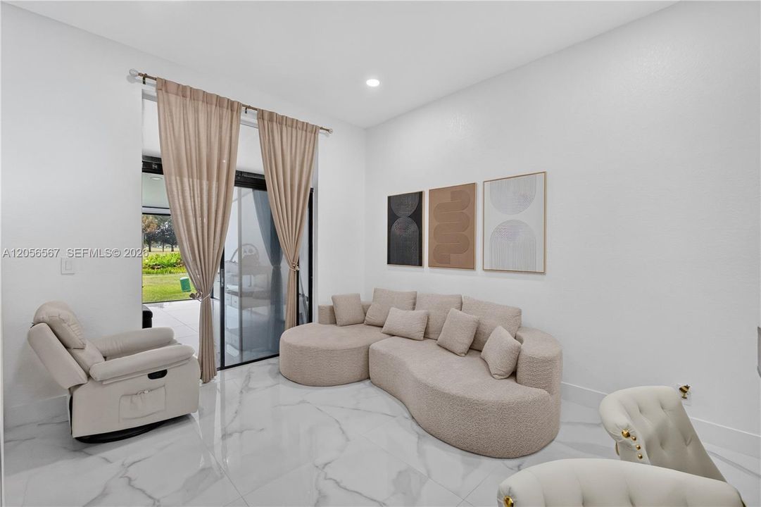 For Sale: $359,000 (2 beds, 2 baths, 687 Square Feet)