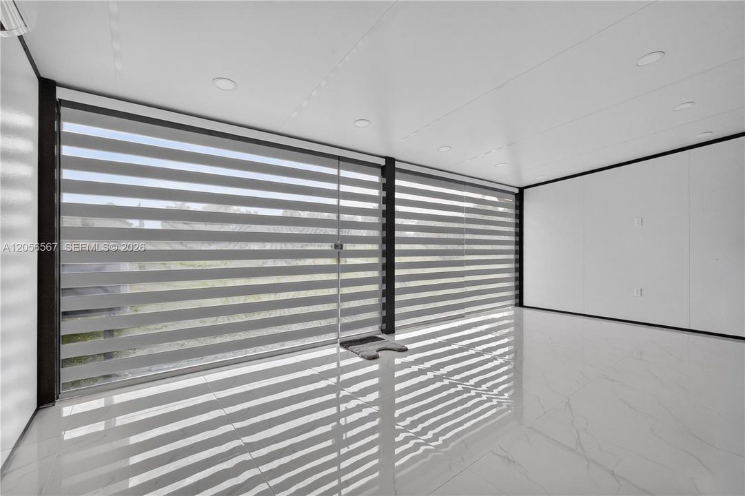 For Sale: $359,000 (2 beds, 2 baths, 687 Square Feet)