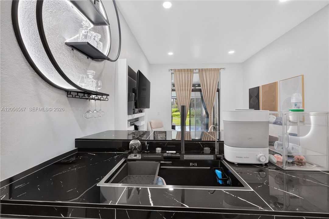 For Sale: $359,000 (2 beds, 2 baths, 687 Square Feet)