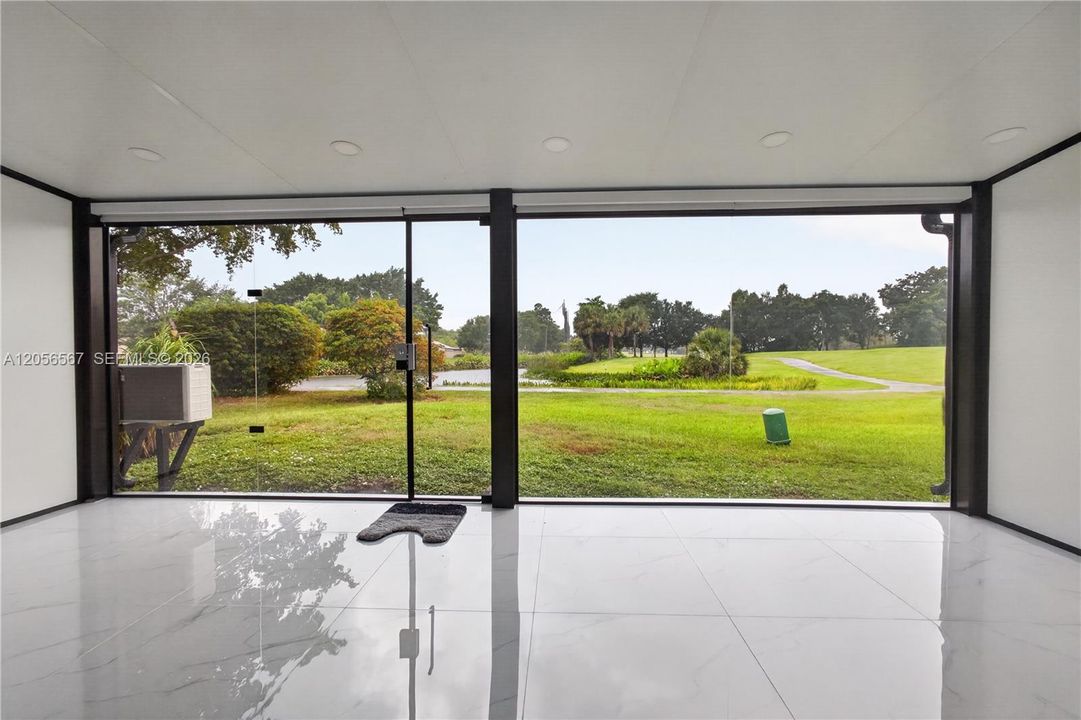 For Sale: $359,000 (2 beds, 2 baths, 687 Square Feet)