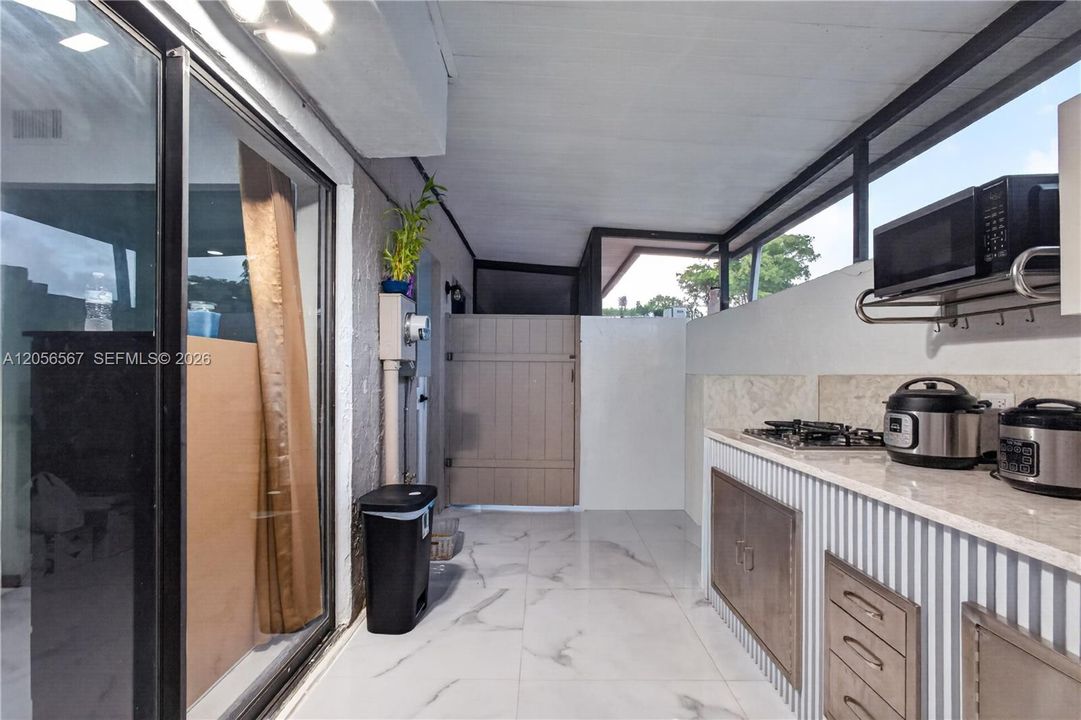 For Sale: $359,000 (2 beds, 2 baths, 687 Square Feet)