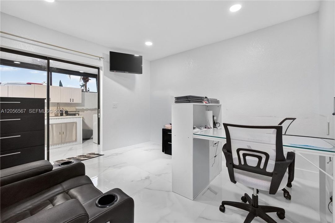 For Sale: $359,000 (2 beds, 2 baths, 687 Square Feet)