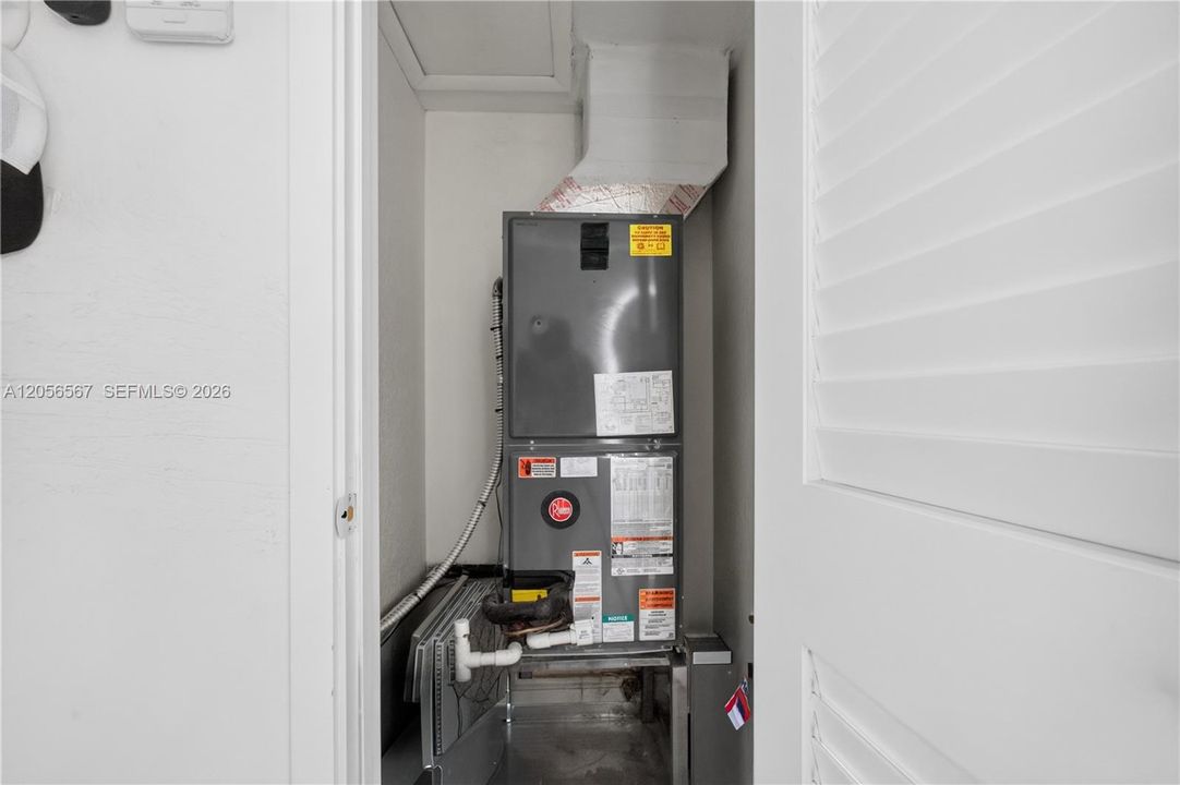 For Sale: $359,000 (2 beds, 2 baths, 687 Square Feet)