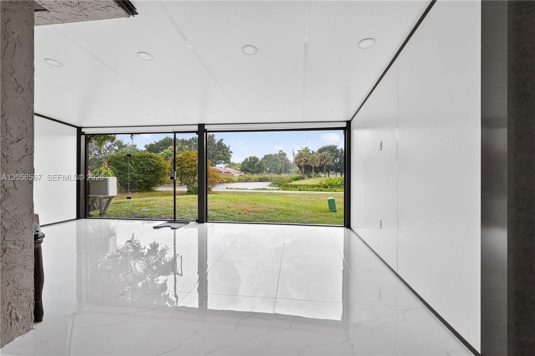 For Sale: $359,000 (2 beds, 2 baths, 687 Square Feet)