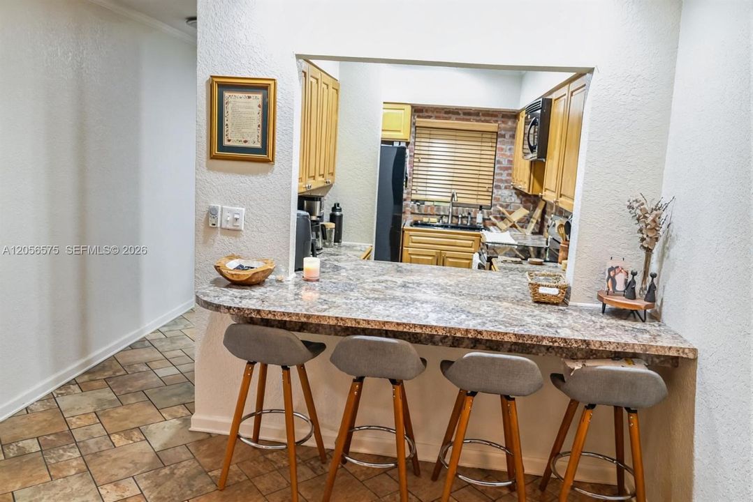 На продажу: $229,000 (2 спален, 1 ванн, 750 Квадратных фут)