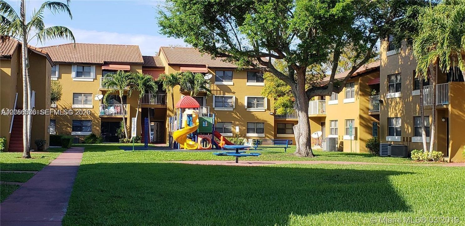 For Sale: $250,000 (2 beds, 1 baths, 867 Square Feet)