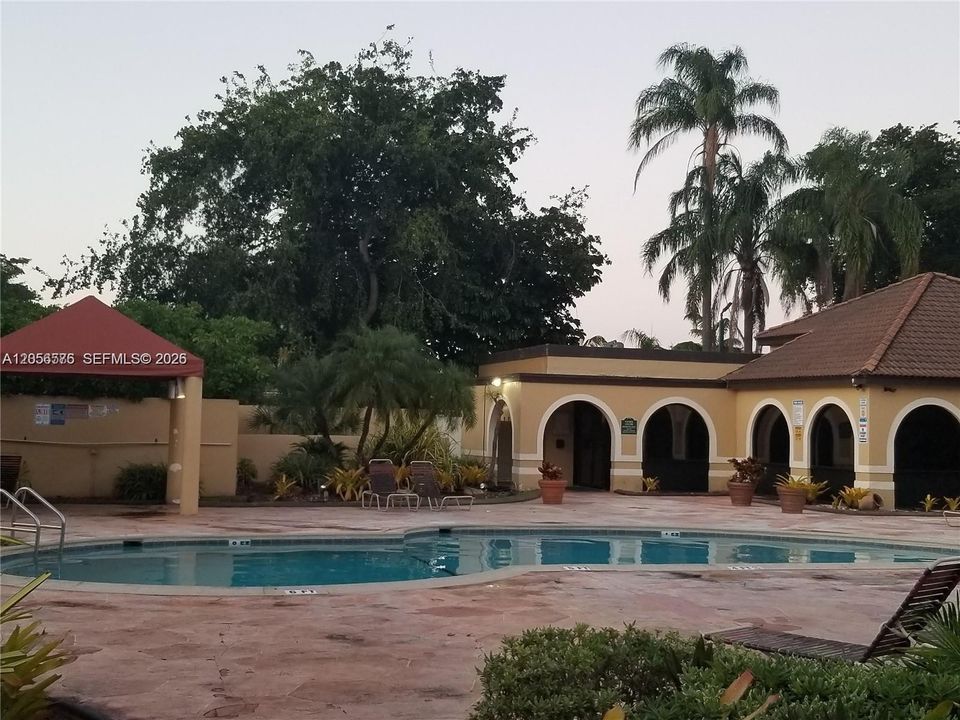 For Sale: $250,000 (2 beds, 1 baths, 867 Square Feet)