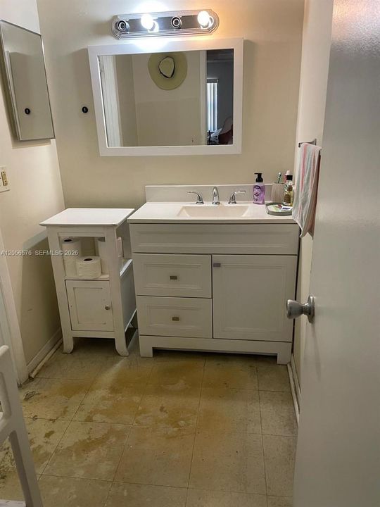 En Venta: $250,000 (2 camas, 1 baños, 867 Pies cuadrados)