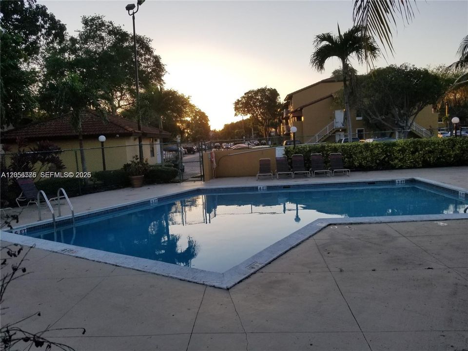 For Sale: $250,000 (2 beds, 1 baths, 867 Square Feet)