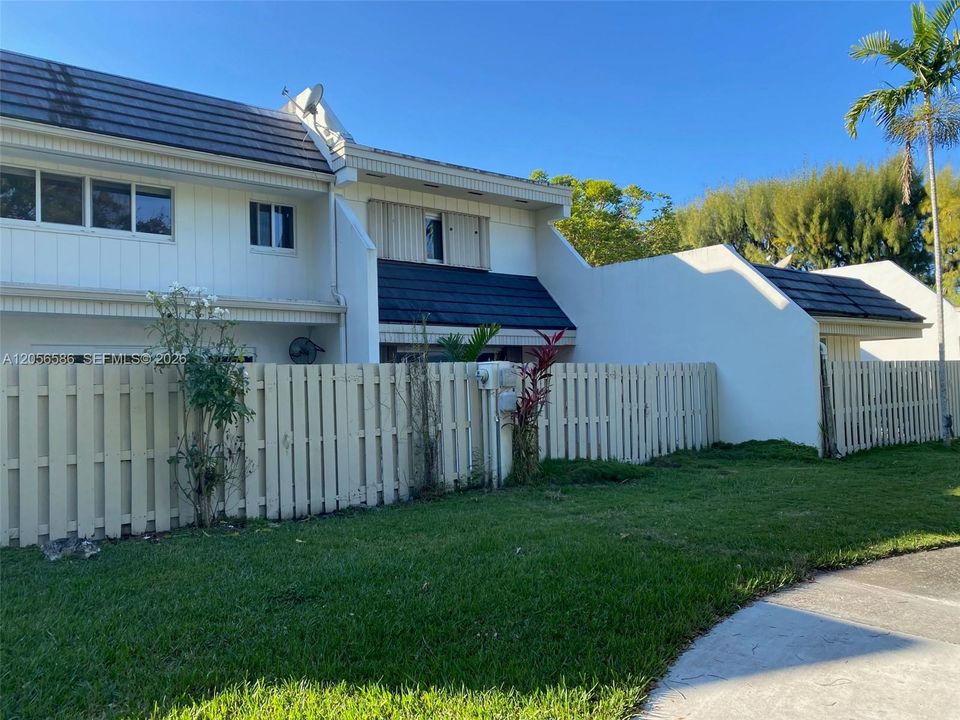 For Sale: $640,000 (2 beds, 2 baths, 1282 Square Feet)