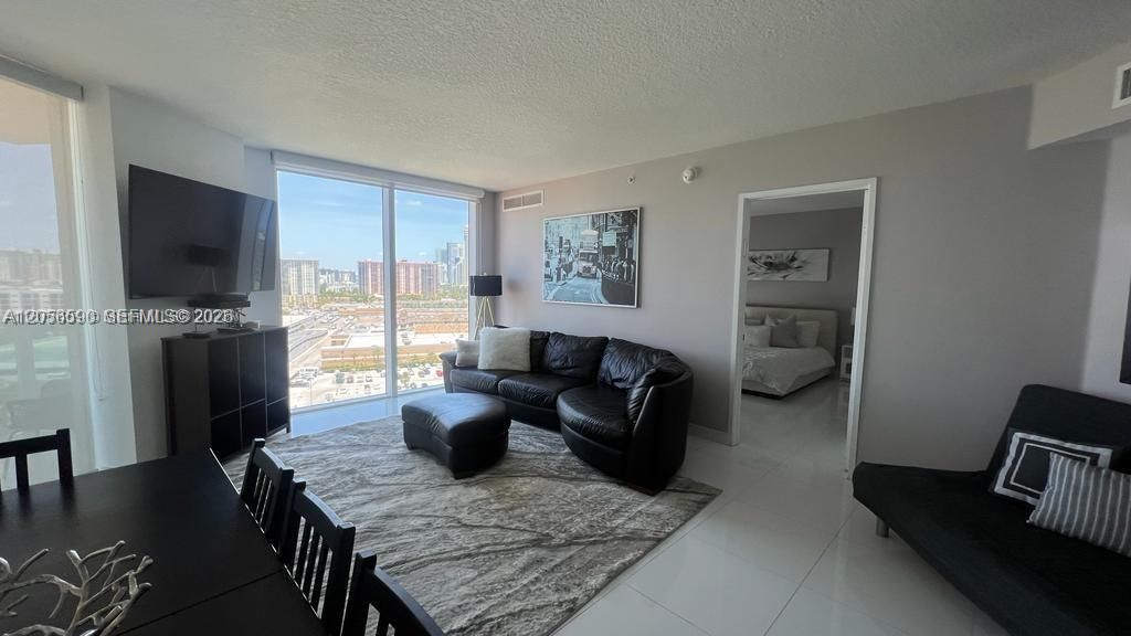 For Rent: $5,500 (3 beds, 2 baths, 1461 Square Feet)