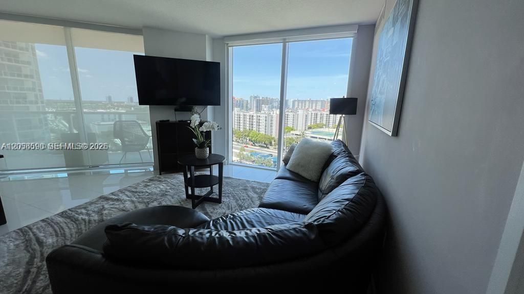 For Rent: $5,500 (3 beds, 2 baths, 1461 Square Feet)