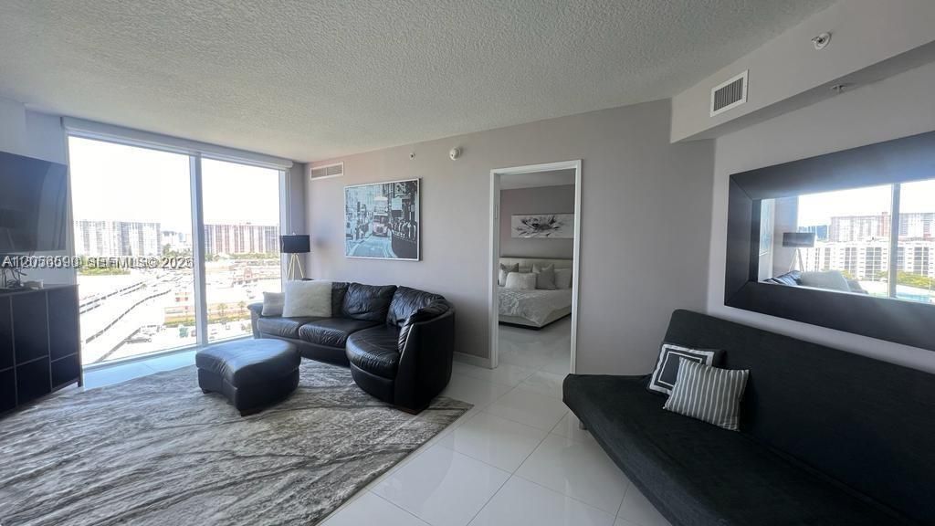 For Rent: $5,500 (3 beds, 2 baths, 1461 Square Feet)