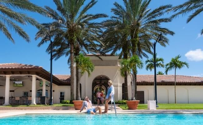 pg-tesoro-club-pool-lifestyle-min-650x40