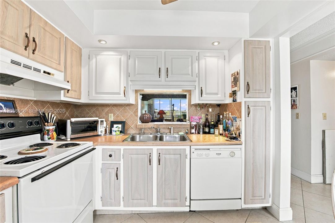For Sale: $162,500 (1 beds, 1 baths, 800 Square Feet)
