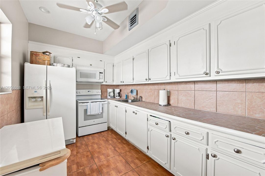 For Sale: $162,500 (1 beds, 1 baths, 800 Square Feet)