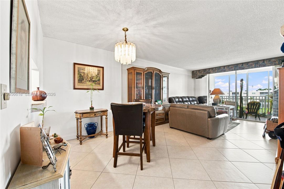 For Sale: $162,500 (1 beds, 1 baths, 800 Square Feet)