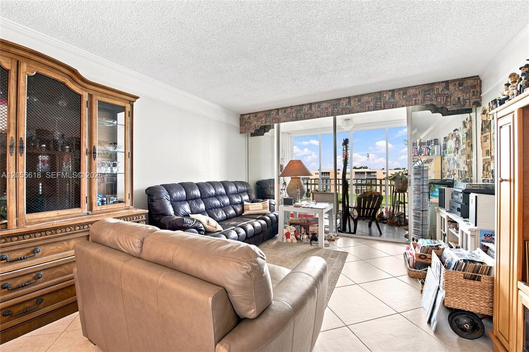 For Sale: $162,500 (1 beds, 1 baths, 800 Square Feet)