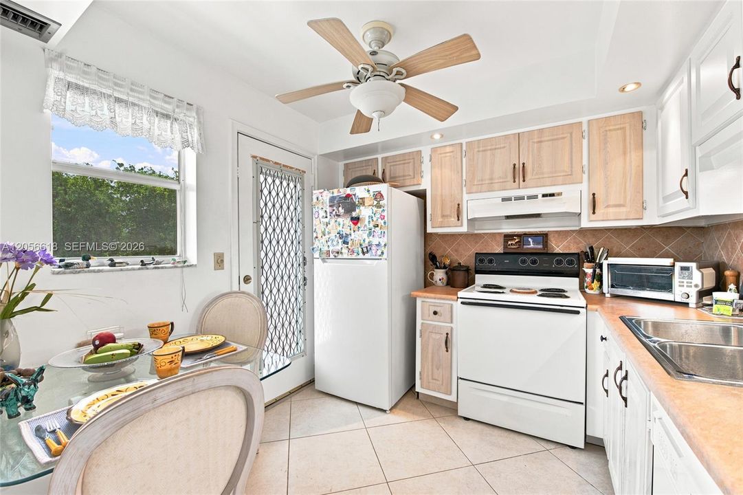 For Sale: $162,500 (1 beds, 1 baths, 800 Square Feet)