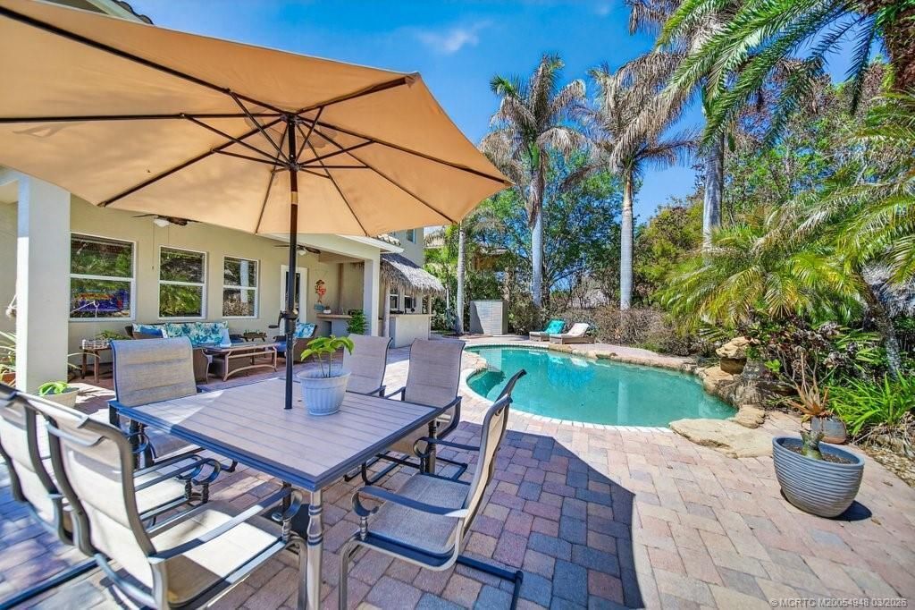 pool dining