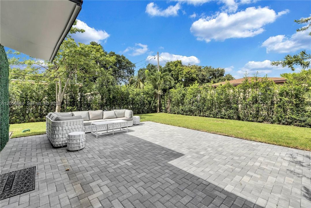 For Sale: $510,000 (3 beds, 2 baths, 900 Square Feet)