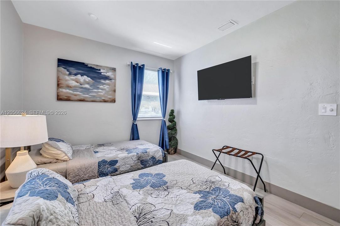 For Sale: $510,000 (3 beds, 2 baths, 900 Square Feet)