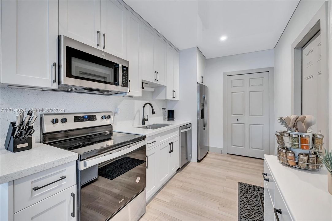 For Sale: $510,000 (3 beds, 2 baths, 900 Square Feet)
