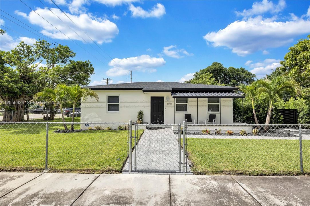 For Sale: $510,000 (3 beds, 2 baths, 900 Square Feet)