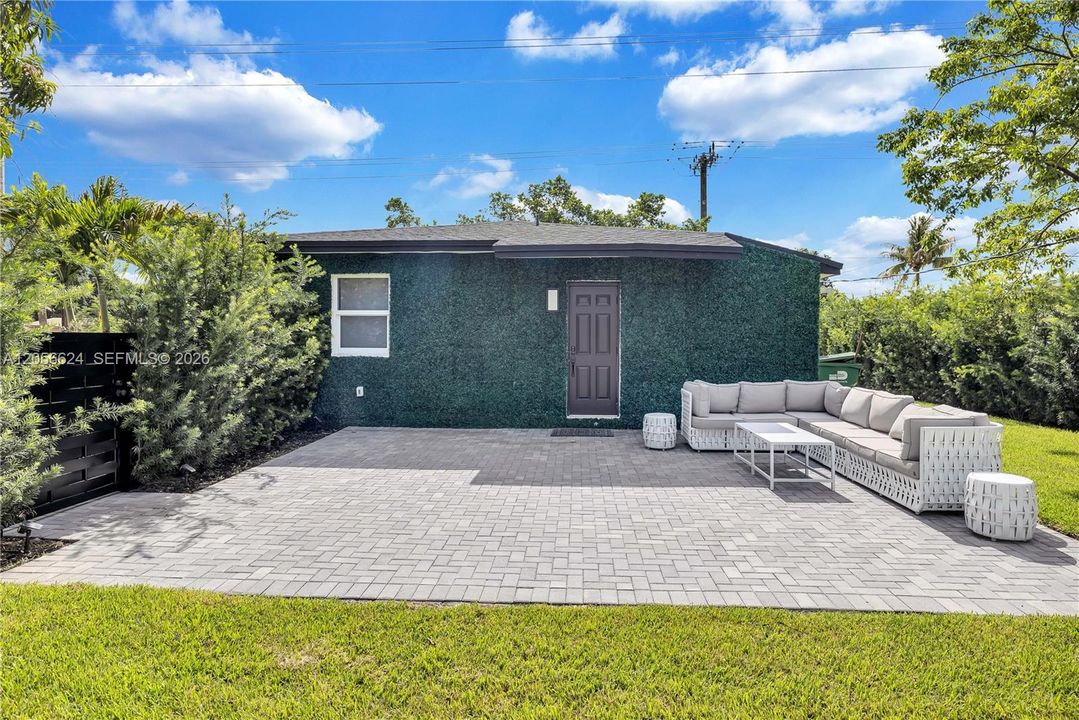 For Sale: $510,000 (3 beds, 2 baths, 900 Square Feet)