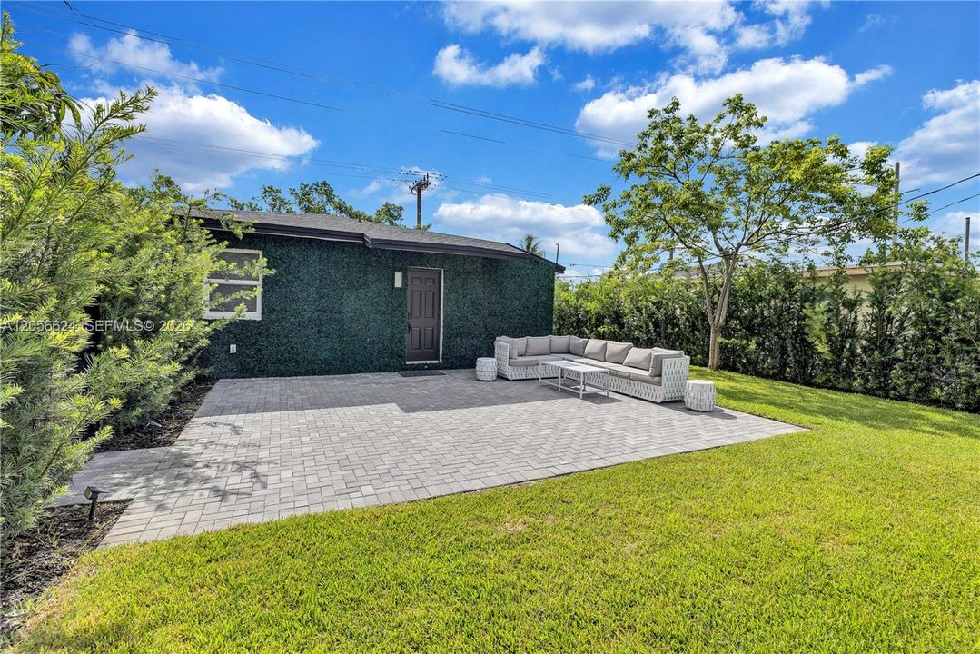 For Sale: $510,000 (3 beds, 2 baths, 900 Square Feet)