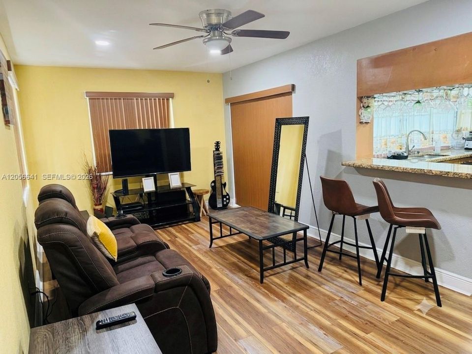 For Rent: $1,600 (1 beds, 1 baths, 1752 Square Feet)