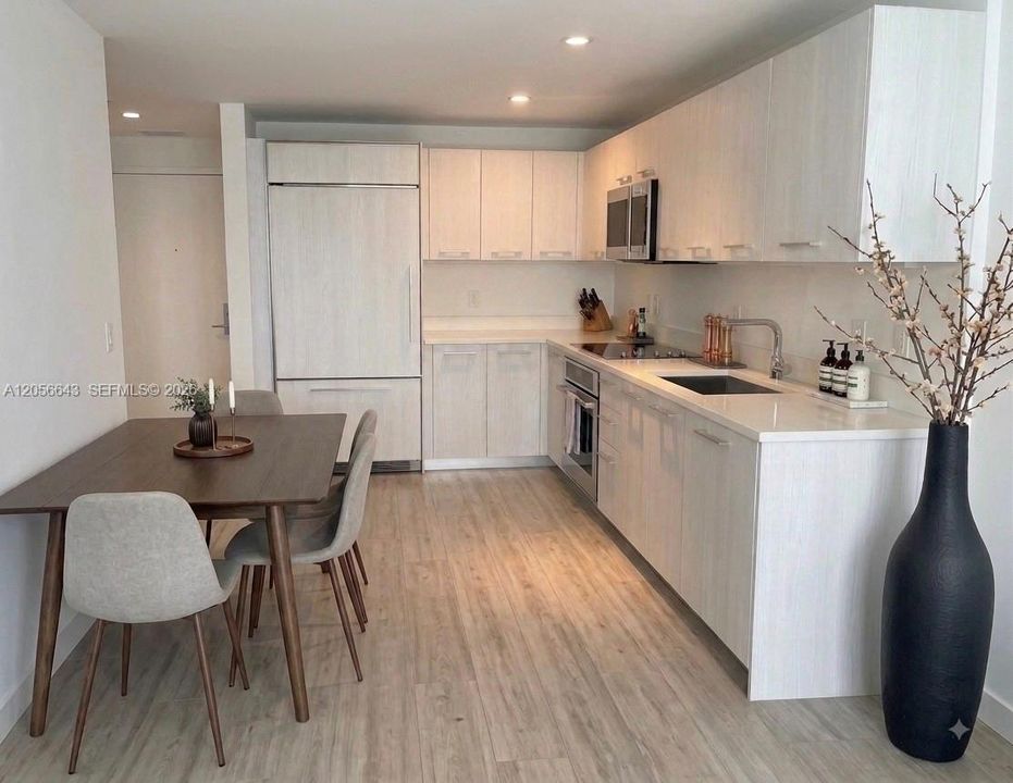 Active With Contract: $3,750 (1 beds, 2 baths, 851 Square Feet)