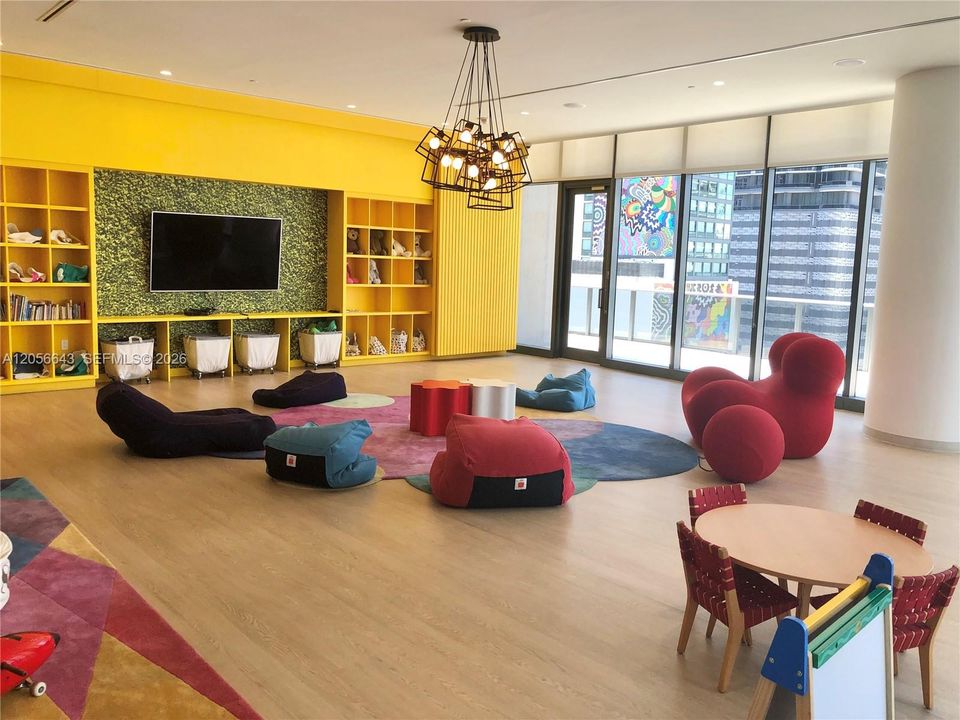 Active With Contract: $3,750 (1 beds, 2 baths, 851 Square Feet)