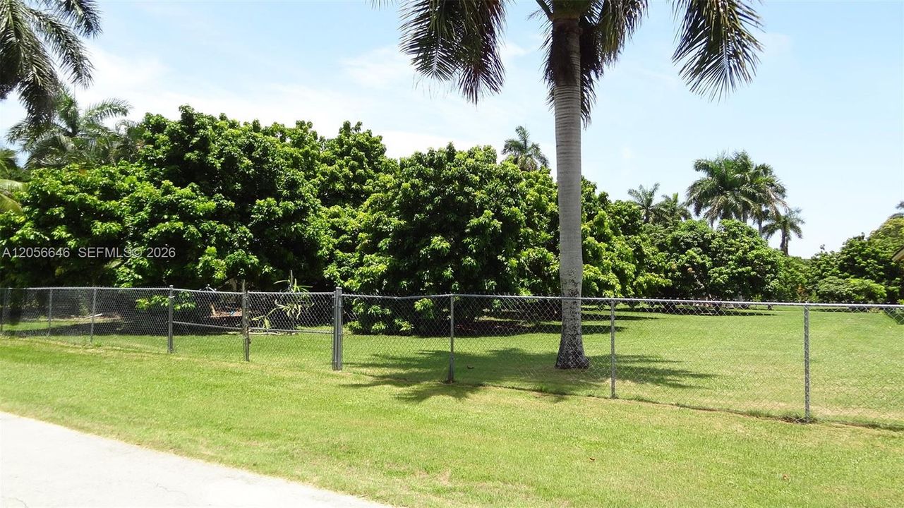 На продажу: $629,000 (0.61 acres)