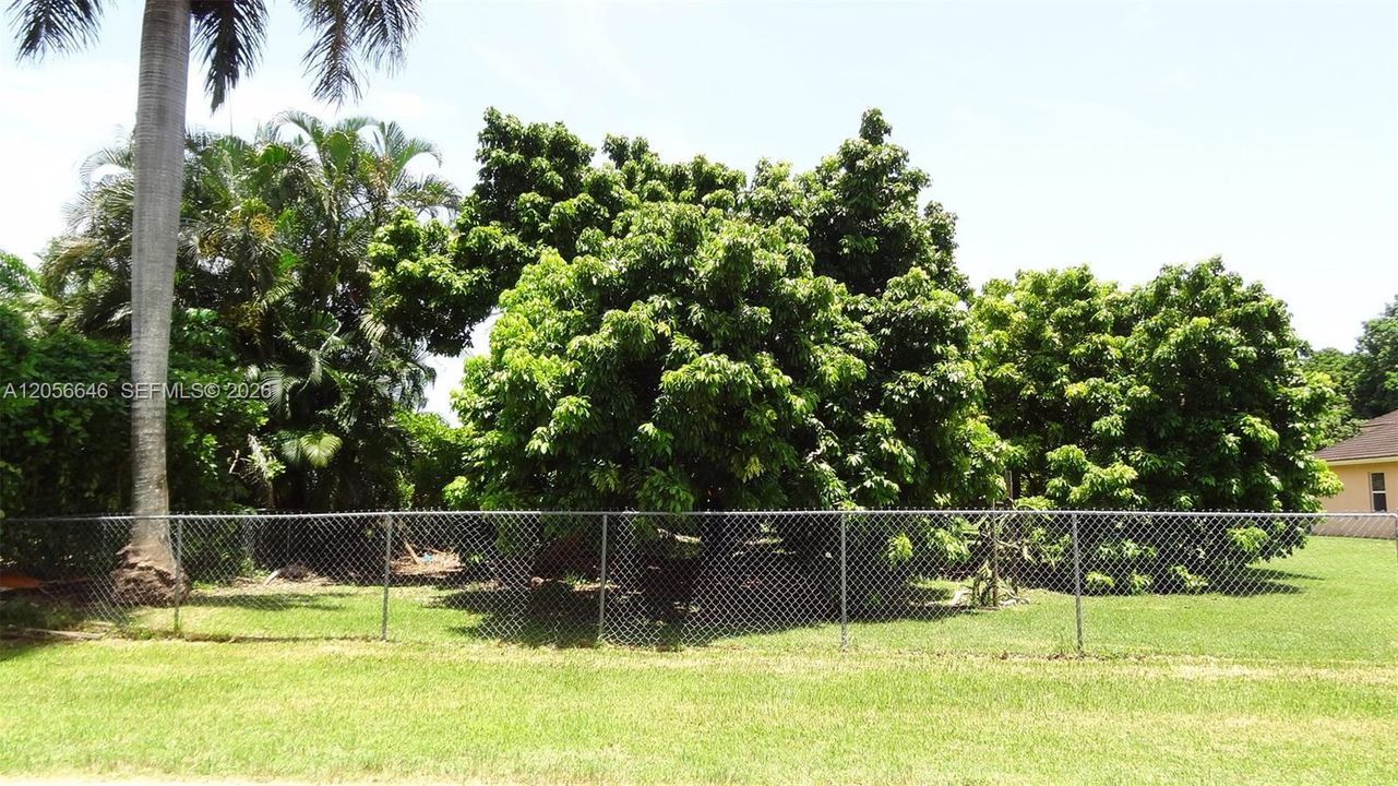 En Venta: $649,000 (0.61 acres)
