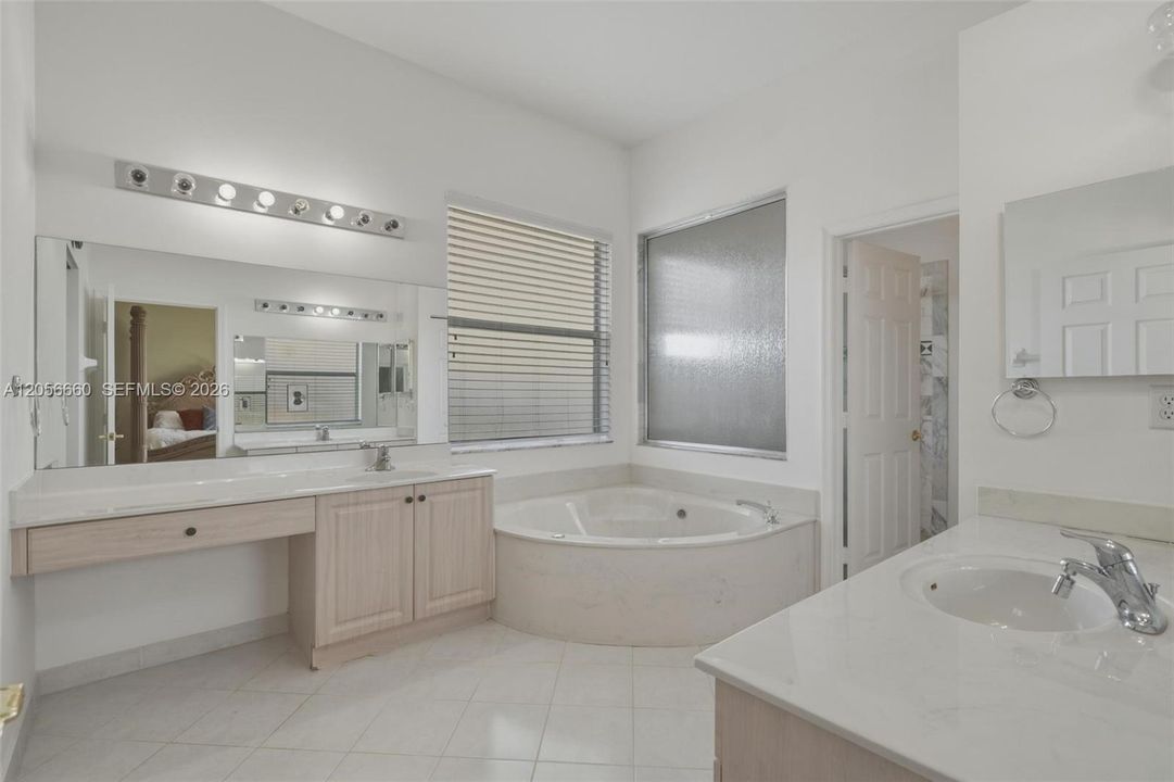 En Venta: $860,000 (4 camas, 3 baños, 3077 Pies cuadrados)