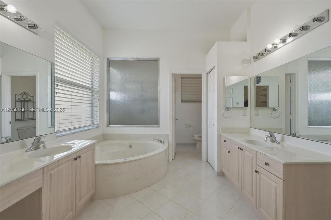 En Venta: $860,000 (4 camas, 3 baños, 3077 Pies cuadrados)