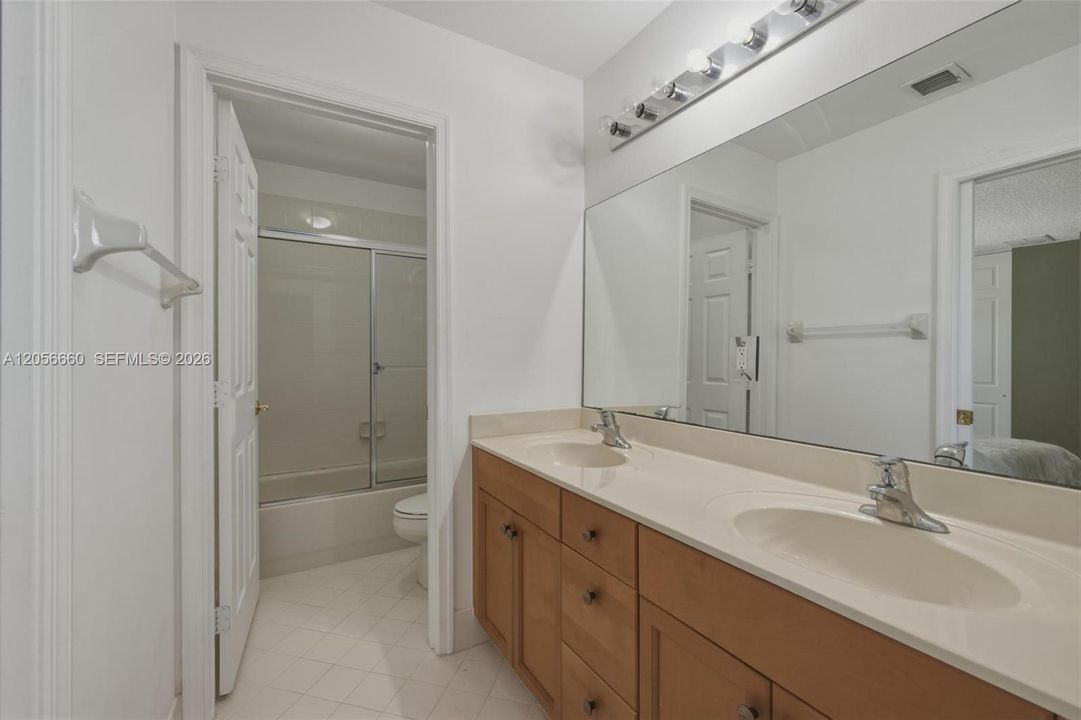 En Venta: $860,000 (4 camas, 3 baños, 3077 Pies cuadrados)