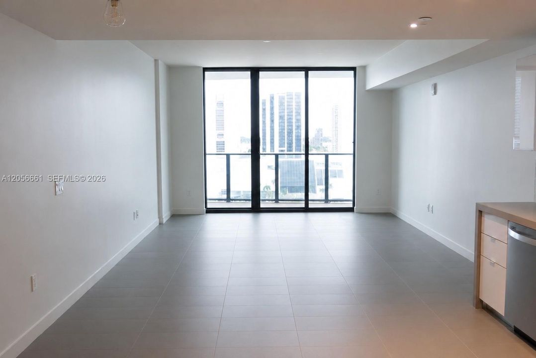 For Rent: $2,700 (0 beds, 1 baths, 580 Square Feet)
