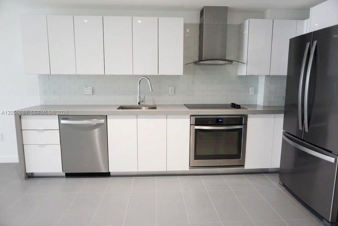 For Rent: $2,700 (0 beds, 1 baths, 580 Square Feet)