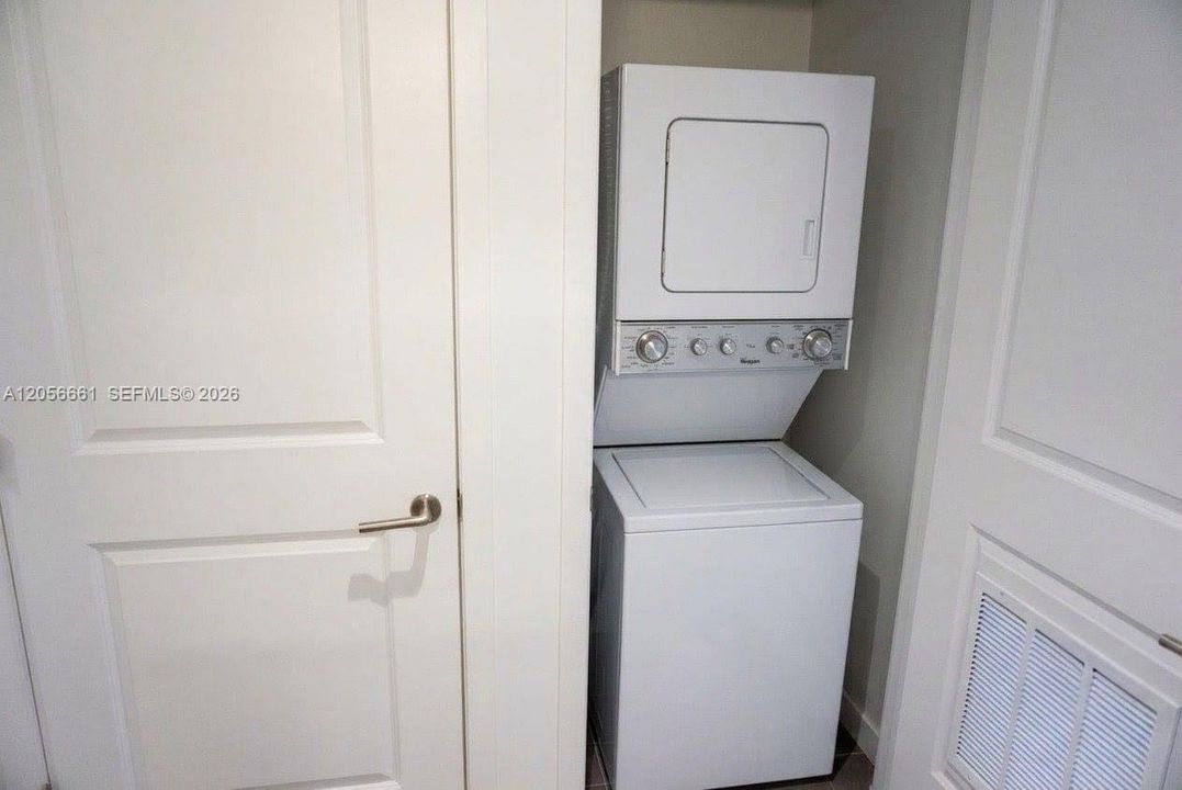 For Rent: $2,700 (0 beds, 1 baths, 580 Square Feet)