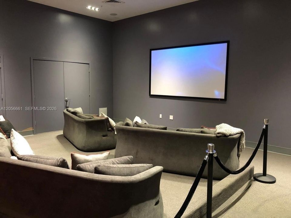 For Rent: $2,700 (0 beds, 1 baths, 580 Square Feet)