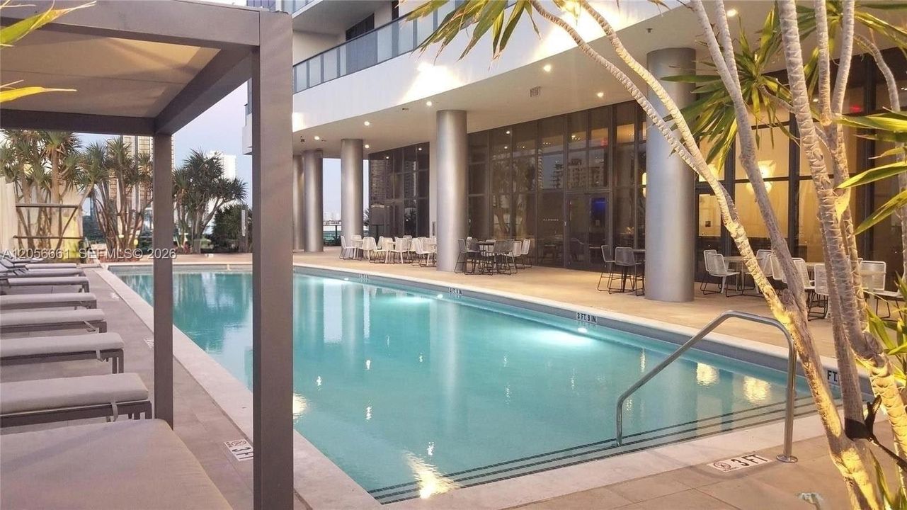 For Rent: $2,700 (0 beds, 1 baths, 580 Square Feet)