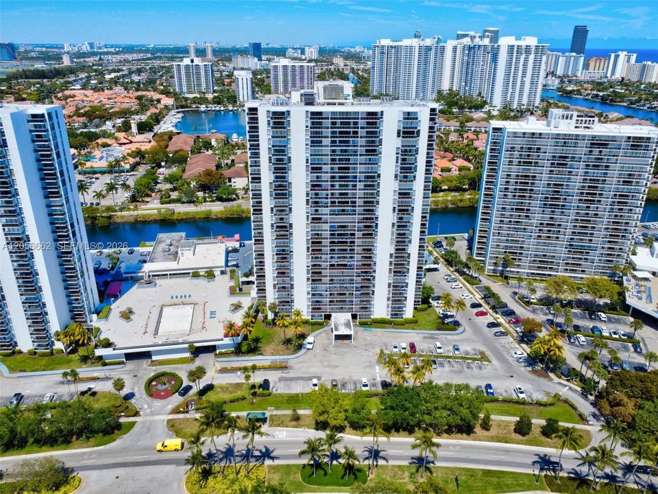На продажу: $360,000 (2 спален, 2 ванн, 1079 Квадратных фут)