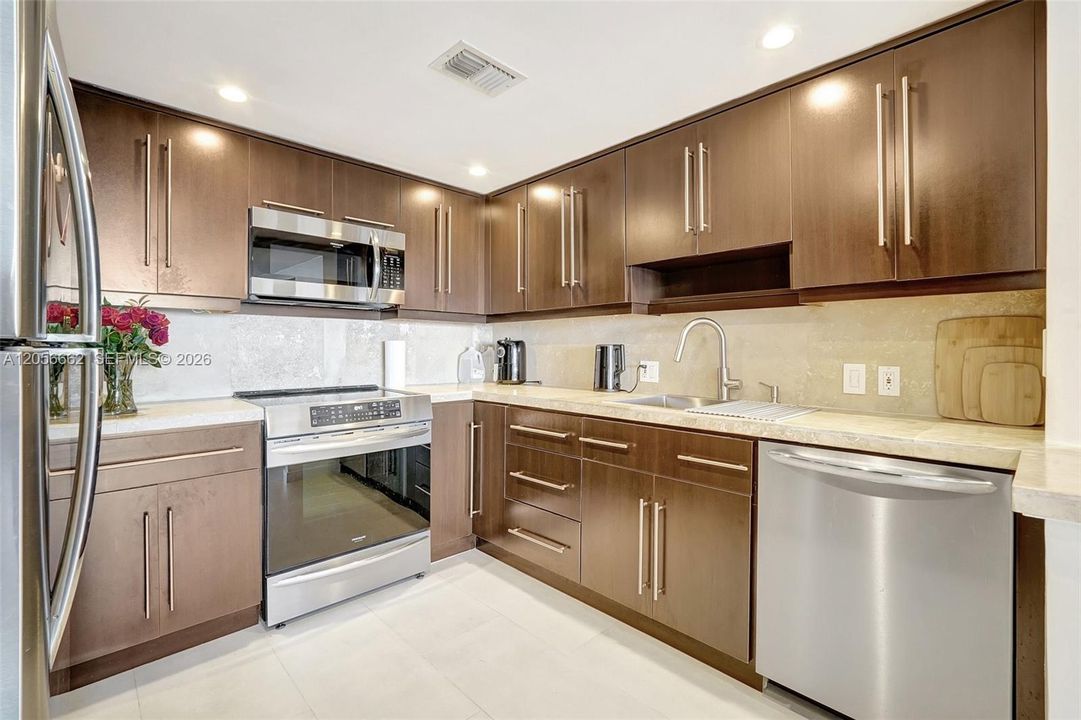 На продажу: $360,000 (2 спален, 2 ванн, 1079 Квадратных фут)
