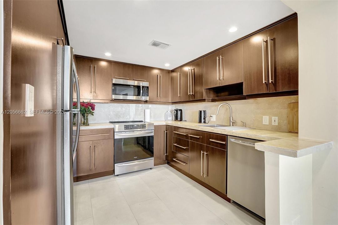 На продажу: $360,000 (2 спален, 2 ванн, 1079 Квадратных фут)